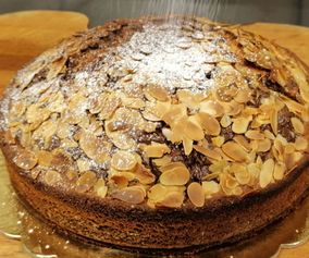 cake vanilla with nutella and almond chips